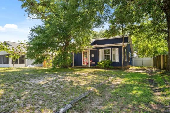 The Summer Cottage 𓇼 Walk to Beach & Dining - Image 4