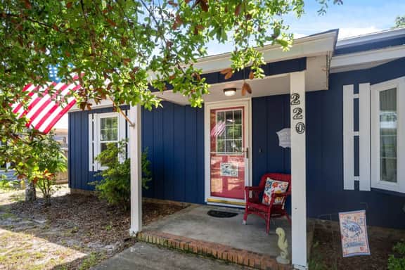 The Summer Cottage 𓇼 Walk to Beach & Dining - Image 5